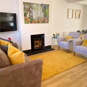 Sandbanks Garden Retreat: 2-bedroom Smart Near Poole