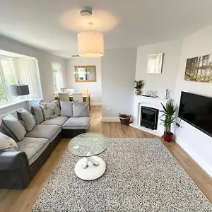 Coastline Retreats - Cosy Bungalow In Town Centre With Lots Of Parking And Large Enclosed Garden Ringwood